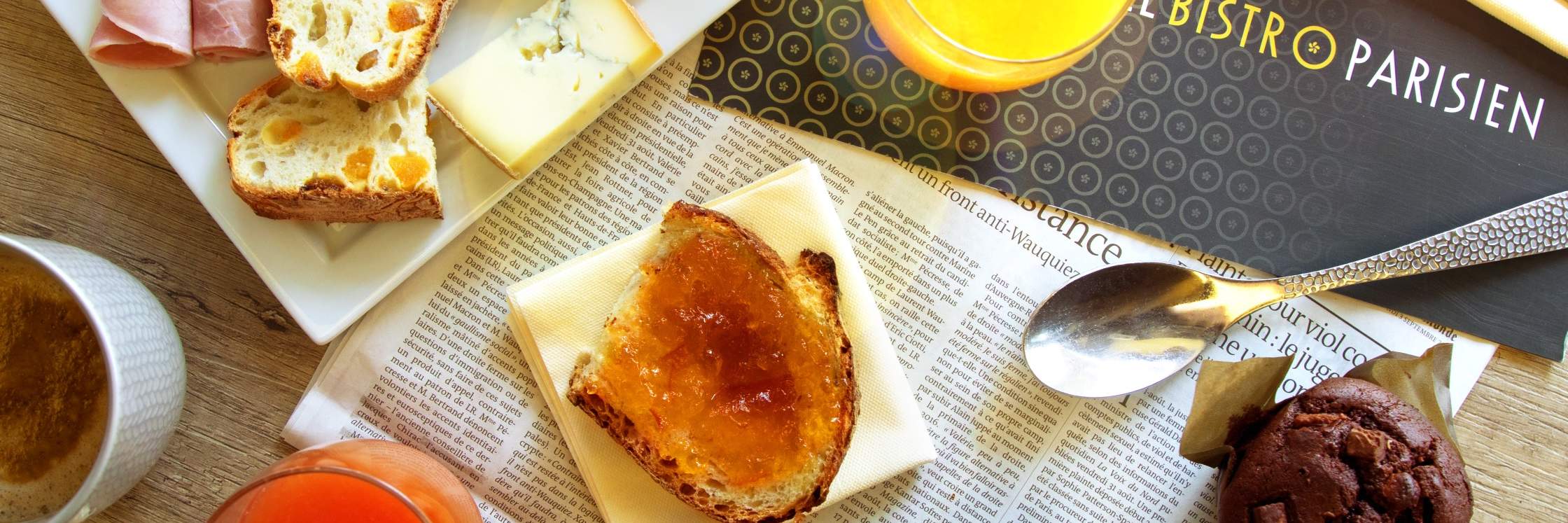 Le Bistro Parisien dengan Pemandangan Menara Eiffel